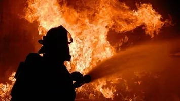 Incendiu într-o cameră a unui fost hotel din Râmnicu Vâlcea: 30 de oameni au fost evacuați. Două persoane au murit în incendii produse în Craiova și Târgu Mureș