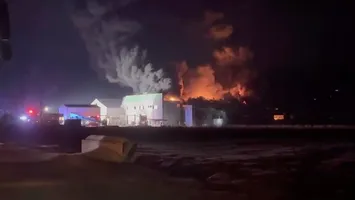 VIDEO Incendiu de proporții la o fabrică de polistiren din județul Cluj. Pompierii intervin cu 9 autospeciale