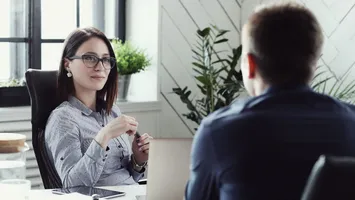 Legea care prevede ca publicarea salariului în anunțurile de angajare să fie obligatorie intră în vigoare în iunie. Ce informații trebuie să ofere angajatorii și ce nu au voie să întrebe