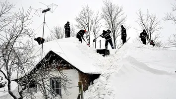 Avertisment pentru proprietari. Ninsorile pot produce pagube de zeci de mii de euro la locuințe