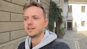 Ce a spus un vlogger olandez despre unul dintre cele mai vizitate orașe din România: „Atât de periculos încât femeile se pot plimba pe străzi singure, noaptea”
