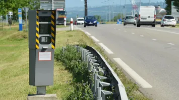 Noile radare fixe de pe autostrăzi şi drumuri naţionale, imposibil de păcălit. De la ce distanţă vor putea înregistra viteza cu care circulă automobilele