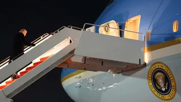 Trump a ajuns cu întârziere în Elveția, după ce a trebuit să-și schimbe avionul din cauza unor probleme electrice. Tensiuni planetare la Davos