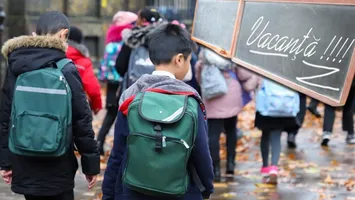 Vacanță prelungită pentru elevi până la data de 1 martie. Cum arată calendarul pe județe