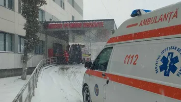 Caz şocant în Bucureşti. O tânără în vârstă de 16 ani a fost electrocutată după ce a călcat într-o baltă lângă un copac doborât de viscol
