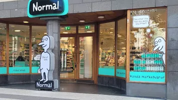 Cel mai bogat danez aduce și în România magazinele cu prețuri mici Normal. Unde va fi deschis primul, ce vor putea cumpăra românii