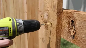 Vecinul refuză să contribuie la reparația gardului comun? Iată ce prevede legea