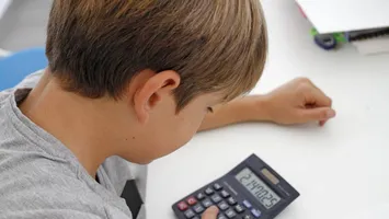 Se pregătesc tăieri de alocaţii. Copiii românilor ar putea primi mai puţini bani