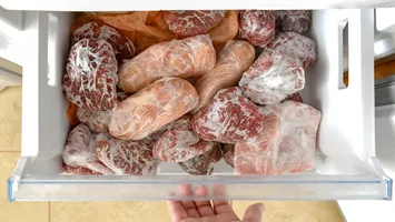Cum poți decongela rapid carnea, fără să folosești cuptorul cu microunde. Trucul pe care nu îl știu mulți