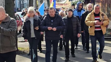 Lider local al AUR, milionar, în fruntea protestului de la Brăila, îmbrăcat cu geacă Moncler de 1.500 de euro