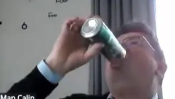 Când faci ce iubeşti, nu o să munceşti o zi în toată viaţa! Cel mai relaxat consilier local din România şi-a desfăcut o bere în timpul şedinţei