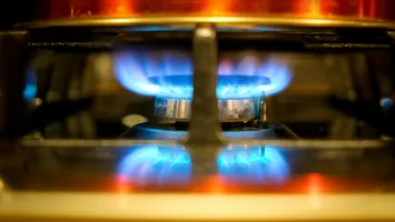 Cât vor fi facturile la gaz începând din aprilie. Au apărut primele oferte de la furnizori, multe depășesc considerabil plafonul încă în vigoare