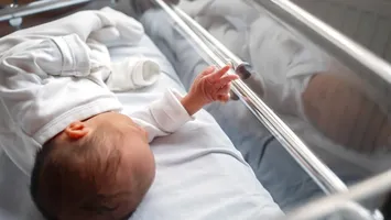 Criză demografică fără precedent în România. Mor de două ori mai mulţi români decât se nasc. Cum arată cifrele pe 2025