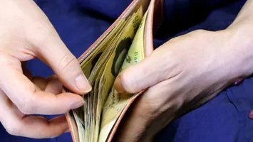 Ce personalitate ai în funcție de cum își aranjezi banii în portofel. Care este explicația psihologilor