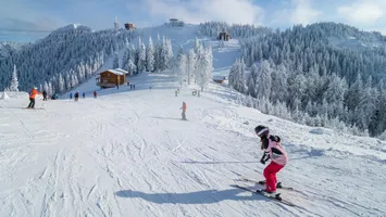 Cât costă o zi de schi în Poiana Brașov, în februarie 2026. Noul strat de zăpadă i-a scos din case pe românii pasionați de sporturile de iarnă