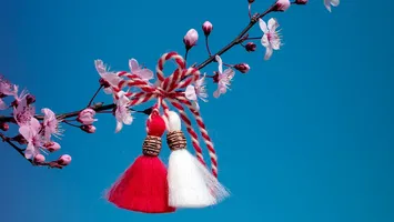 Cât te costă să dai mărțișoare la fete de 1 Martie, în 2026. Tarabele din București oferă simbolul primăverii pentru toate buzunarele