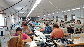 Ce salarii se oferă în domeniul confecțiilor textile în 2026. Cât câștigă un croitor sau un designer
