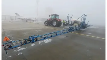 Tractoare și utilaje agricole vechi de peste 30 de ani, folosite pentru deszăpezirea unui aeroport din România. Președinte CJ: ”Nu știam că facem deszăpezirea așa”