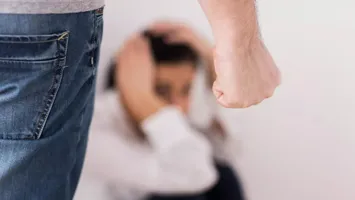 Agresorii care nu fac dovada consilierii psihologice vor primi amenzi de până la 10.000 de lei. Măsura a fost deja adoptată de Camera Deputaților