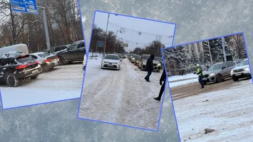 Imagini de coșmar din centrul Bucureștiului! Traficul e total blocat, iar marile bulevarde sunt adevărate derdelușuri! Stratul de zăpadă de pe carosabil îngreunează masiv circulația!