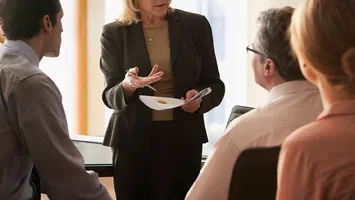 Ce salariu are o femeie care conduce o companie imobiliară în România. Veniturile pot ajunge până la 120.000 de euro net pe an