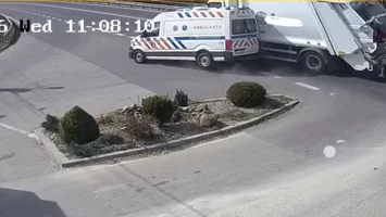 Victima unui accident rutier, rănită din nou după ce ambulanţa care îl ducea la spital s-a ciocnit cu o mașină de gunoi