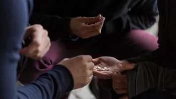 Primele semne ale consumului de droguri apar încă din gimnaziu. Specialiștii trag un semnal de alarmă