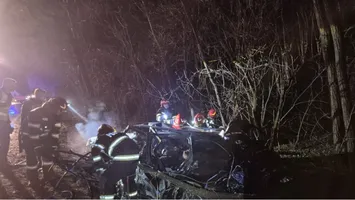 Accident grav în Neamț. Patru persoane au murit. Un bebeluș a fost scos din mașina în flăcări. Mama l-a protejat cu prețul vieții ei