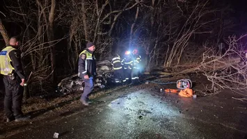 Imagini cumplite de la accidentul din Neamț, cu 4 morți și 3 răniți. Unul dintre șoferi a murit de ziua lui, celălalt ar fi trebuit să împlinească 20 de ani mâine. Un bebeluș de 5 luni a rămas orfan de ambii părinți VIDEO