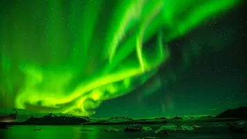 Alertă de furtună geomagnetică până pe 21 martie. Aurora boreală va putea fi văzută pe cer