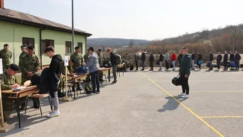 Coadă la recrutare! Croaţia a reintrodus armata obligatorie, Serbia urmează să-şi cheme tinerii „la oaste”