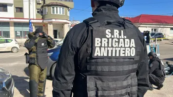 Alertă cu bombă la o bancă. Un colet suspect, abandonat într-o unitate bancară, verificat de polițiști