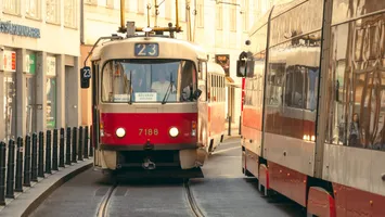 Excursie de coşmar în Cehia. Elevi români răniţi grav la Praga după un accident cu tramvaiul  