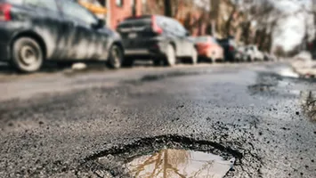 IREAL! Cum face un mecanic auto peste 2.200 de dolari pe noapte, datorită unei gropi din carosabil. ”Nenorocirea unui om este norocul altuia”