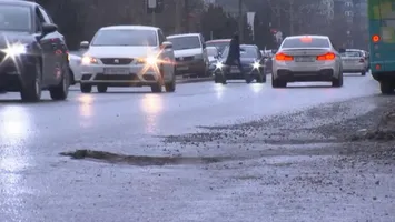 Ce poți face dacă îți strici mașina într-o groapă în București. Cine plătește reparația