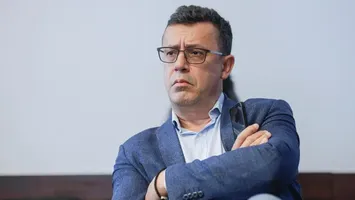 Victor Ciutacu îl ia la mișto pe Călin Georgescu: „Deduc că adevăratul lider spiritual al mișcării suveraniste e Vali Vijelie”. Delirul mesianic nu l-a impresionat pe jurnalist: „Mi-am pus în cap toată suflarea cu trăiri patriotice hard. Pentru că întinam imaginea voievodului pe cal alb”