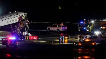 Un avion s-a ciocnit cu o maşină de pompieri pe un aeroport din New York. Pilotul şi copilotul au murit, zeci de persoane sunt rănite