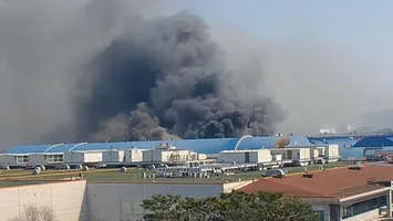 Incendiu puternic la o fabrică de piese auto. Cel puțin 50 de răniți / Mobilizare uriașă de forțe pentru a stinge flăcările uriașe