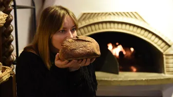 Cât costă o pâine în brutăriile Laurei Cosoi, după scumpirea carburanților: „Pâinea e coaptă în cuptor cu lemne”
