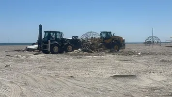 Rezervor de gaz lichefiat, cu capacitatea de 2.600 de litri, descoperit îngropat pe plaja din Năvodari, avariat de un utilaj. Anunţul ministrului Mediului, Diana Buzoianu