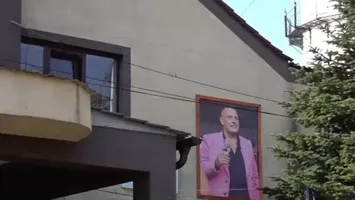 Primarul care „nu vrea” să plece din instituție: Tabloul șocant cu fostul edil decedat, cu vinul în mână, care îi întâmpină pe localnicii din Mehedinți