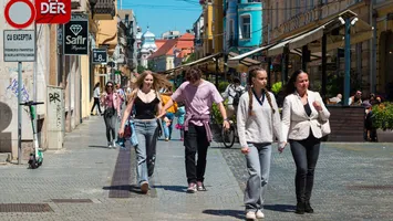 Sondaj INSCOP: Peste 60% dintre tinerii români preferă schimbarea şi ideile noi. Cei mai deschişi spre nou sunt cei din mediul urban şi cu studii superioare