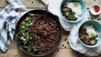 Tocăniță „neagră de supărare”. Rețetă de post cu cacao, cartofi mov și fasole neagră