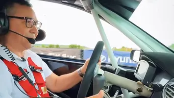 Motivul pentru care Victor Ponta nu mai conduce mașina în București: „E mult mai periculos decât la raliuri”