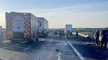Accident grav pe A1. Doi soți spulberați de TIR, bărbatul a murit pe loc