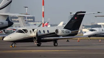 Avionul special cu care este adusă Lumina Sfântă la București, din zona de conflict din Orientul Mijlociu. Ce dotări are aeronava și cine operează zborul