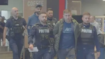 VIDEO Patru bombardieri şi-au împărţit pumni şi picioare la sosirea pe Aeroportul Băneasa, după ce se certaseră încă din timpul zborului. Luptătorii amatori au lovit chiar şi femei, dorindu-şi prea mult victoria