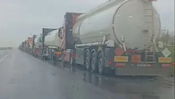 Nu e criză de carburanți?! Cozi kilometrice de cisterne la poarta rafinăriei Petromidia, deși guvernul anunța că în România sunt doar probleme punctuale