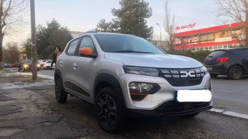 Speriați de scumpirea carburanților, românii trec pe mașini electrice. Creștere de 152% a autoturismelor pur electrice în martie, față de anul trecut