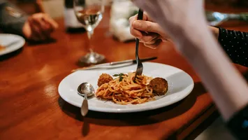 Spune-mi cum mănânci și la ce oră, ca să-ți spun cât cântărești! Caloriile nu sunt singurele ”vinovate” pentru greutate